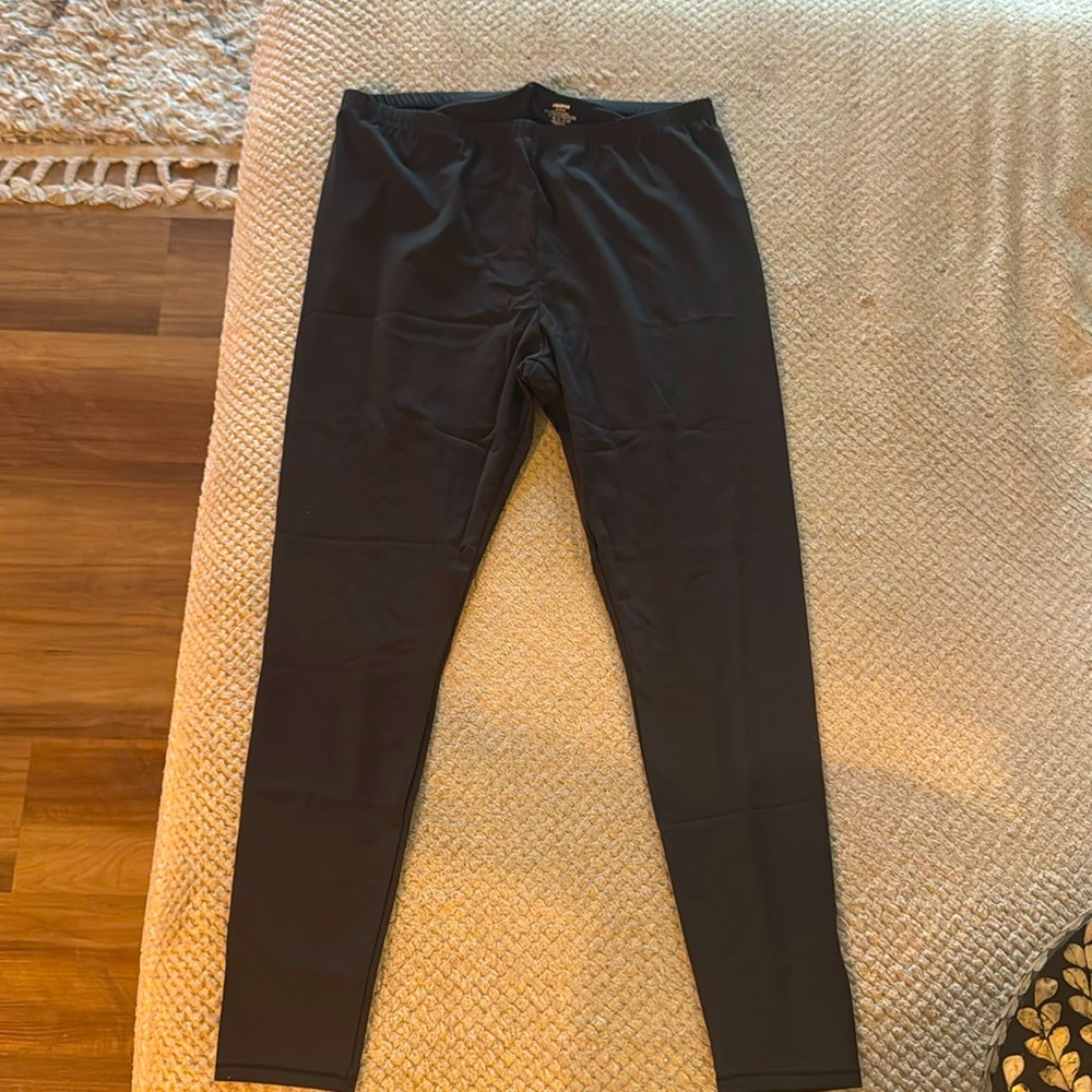 Skims “Fits Everybody” buttery-soft, figure-flattering leggings